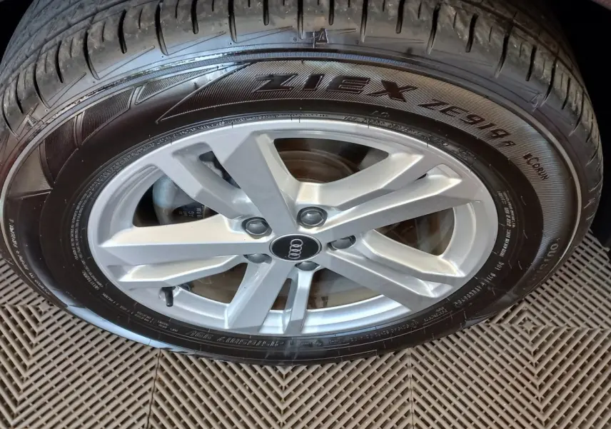 Gros plan sur la jante argentée et le pneu noir d'un Audi Q3 Sportback 35 TDI 150 S tronic Business Line.