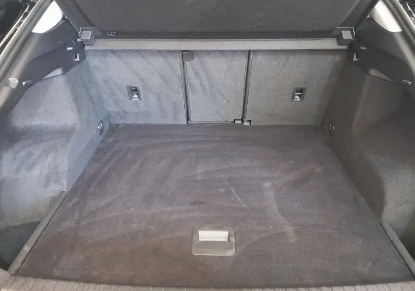 Coffre spacieux noir de l'Audi Q3 Sportback 35 TDI, vu de face avec banquette arrière rabattue.