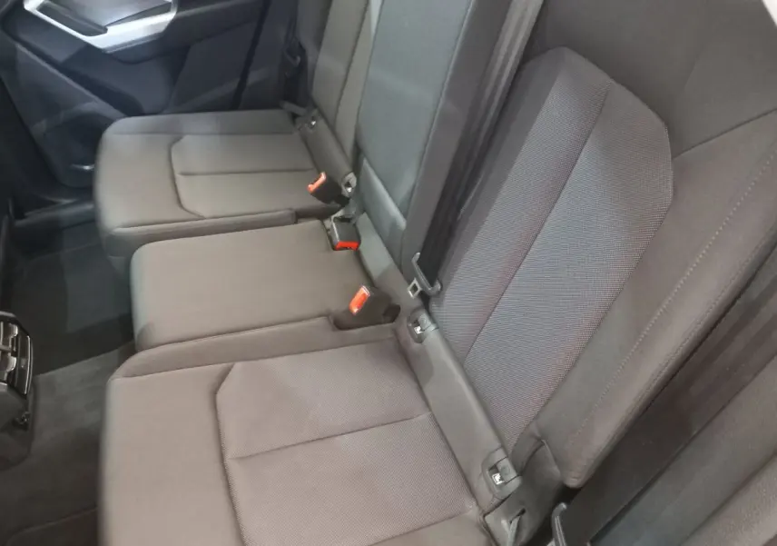 Vue intérieure côté droit des sièges arrière en tissu gris foncé de l'Audi Q3 Sportback noir 2020.