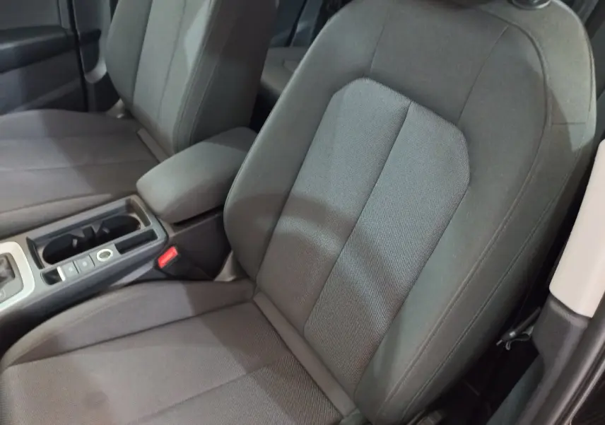 Gros plan sur les sièges avant gris foncé et la console centrale d’un Audi Q3 Sportback noir 2020.