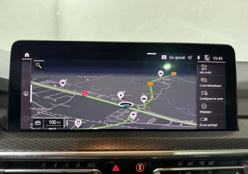 Écran tactile central affichant la navigation 3D du BMW X3 xDrive30e 2023, tableau de bord moderne noir.