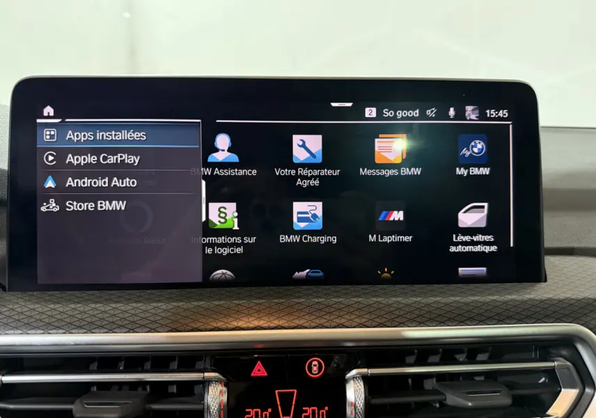 Écran tactile central du tableau de bord du BMW X3 xDrive30e 2023 affichant les applications connectées.