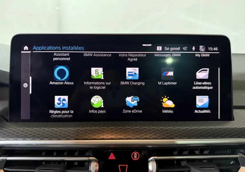 Écran tactile central de BMW X3 xDrive30e 2023 affichant les applications installées sur fond noir.