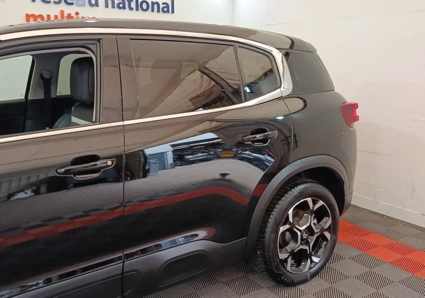 Vue latérale droite du Citroën C5 Aircross noir 2024, mettant en valeur les jantes noires et les vitres teintées.