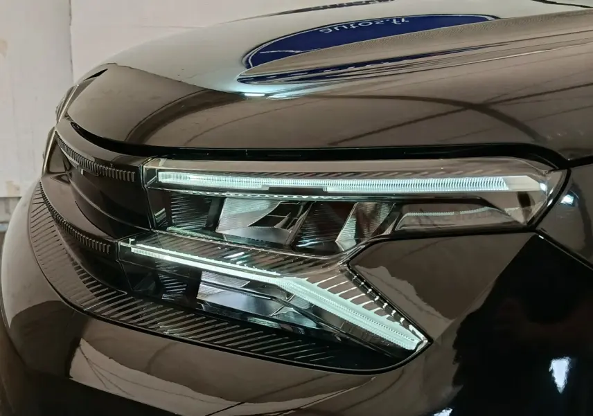 Gros plan sur le phare avant gauche du Citroën C5 Aircross noir 2024, mettant en valeur ses LED distinctives.