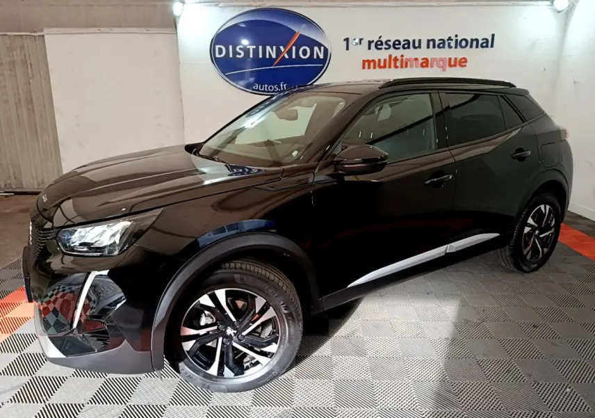 Peugeot 2008 noir vue 3/4 avant droit, avec jantes alliage et toit noir brillant en showroom.