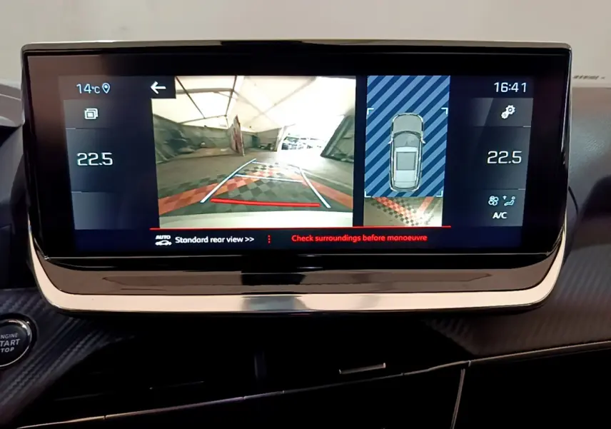 Écran tactile central du Peugeot 2008 noir 2021 affichant la caméra de recul et l'aide au stationnement arrière.