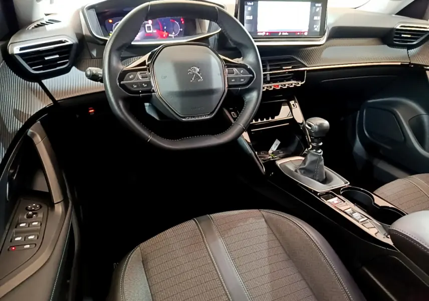 Intérieur du Peugeot 2008 PureTech 130, vue de face sur le volant cuir, tableau de bord numérique et écran tactile central.
