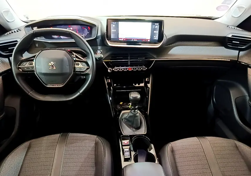 Intérieur Peugeot 2008 PureTech 130 noir, vue frontale du poste de conduite avec volant cuir et écran tactile central.