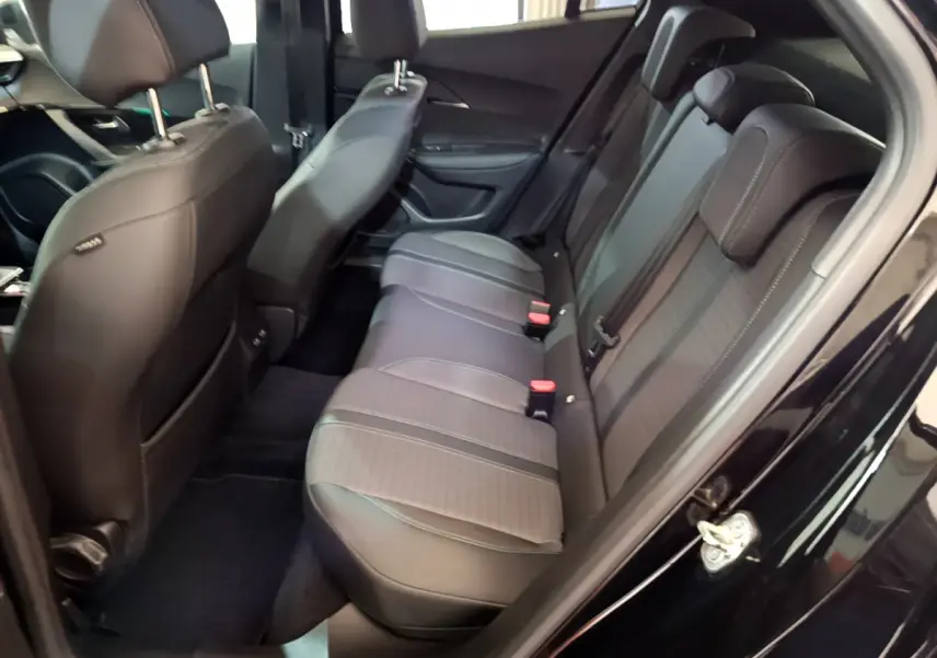 Vue intérieure côté gauche des sièges arrière noirs du Peugeot 2008 PureTech 130 S&S Allure Business 2021.