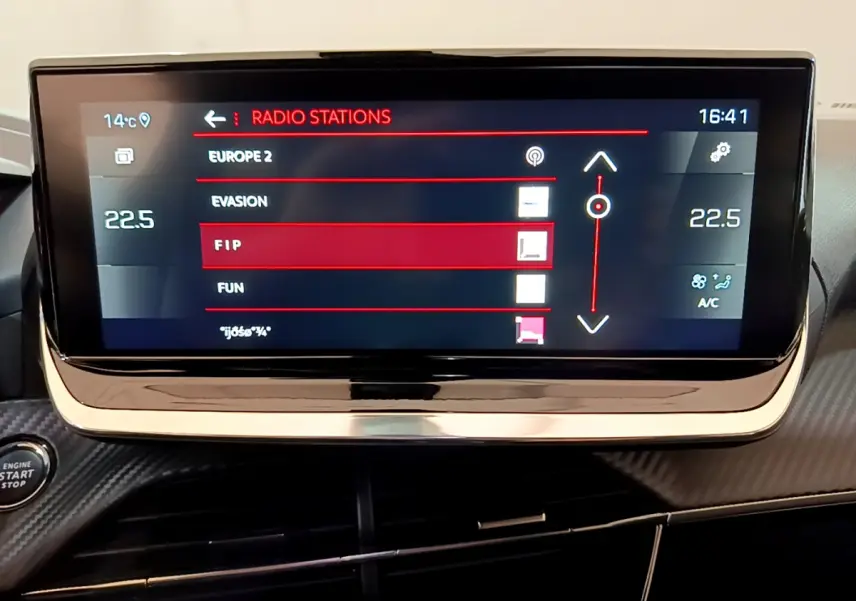 Écran tactile central du tableau de bord du Peugeot 2008 PureTech noir, affichant les stations radio et la climatisation à 22,5°C.