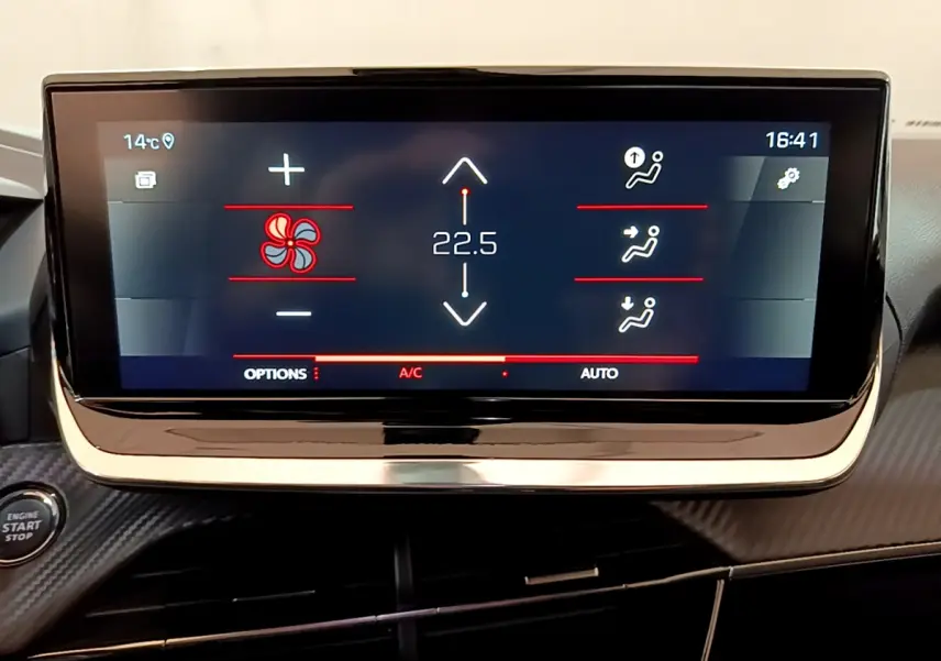 Écran tactile central affichant la climatisation à 22,5°C dans l'habitacle noir du Peugeot 2008 PureTech 130 S&S Allure Business 2021