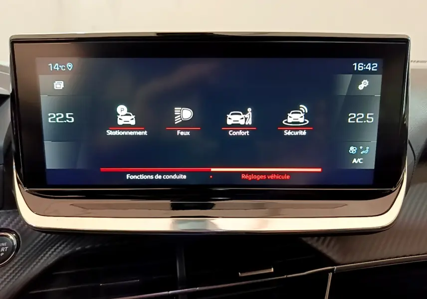 Écran tactile 10 pouces du tableau de bord du Peugeot 2008 noir, affichant les réglages de conduite et climatisation.