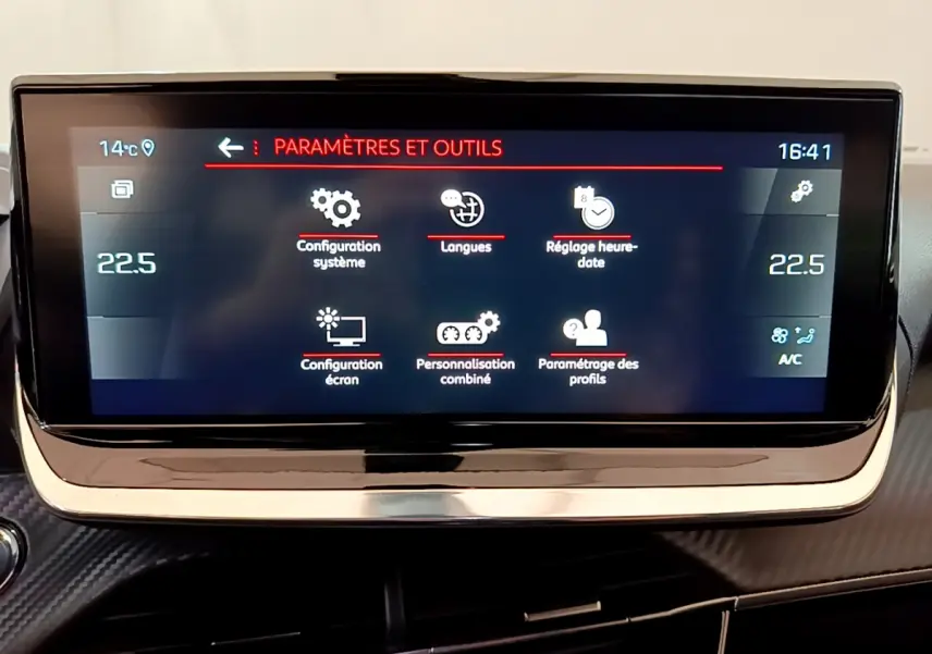 Écran tactile central de 10 pouces affichant le menu paramètres dans l'habitacle du Peugeot 2008 noir.