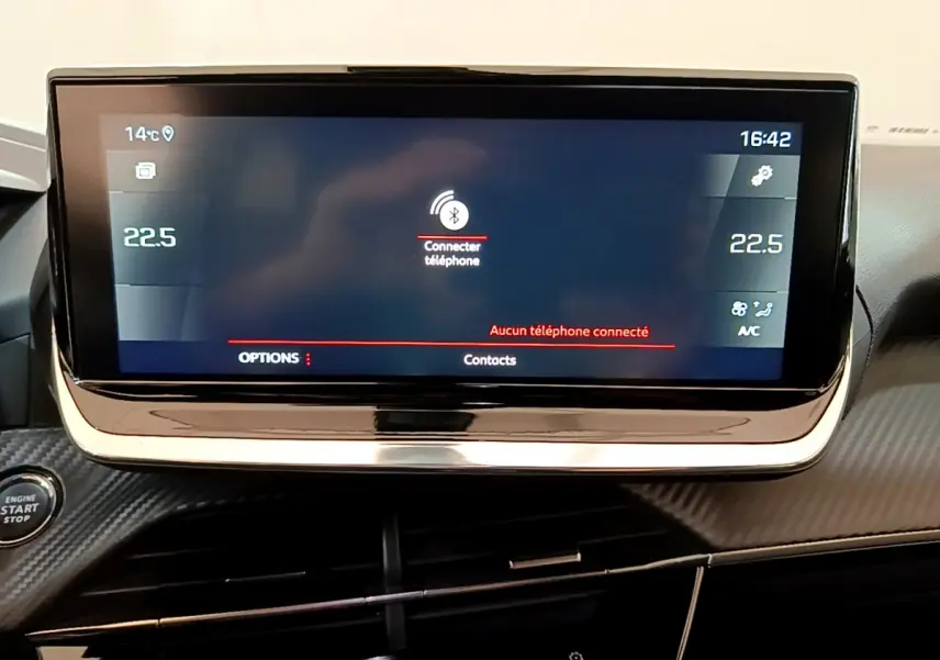 Écran tactile central de la Peugeot 2008 PureTech 130 noir, affichant la connexion Bluetooth et la climatisation à 22,5°C.