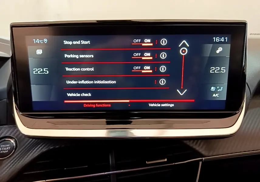 Écran tactile central du tableau de bord du Peugeot 2008 PureTech 130, affichant les réglages de conduite.