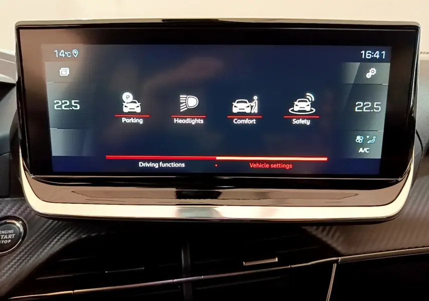 Écran tactile central du tableau de bord du Peugeot 2008 noir, affichant les réglages de conduite et de sécurité.