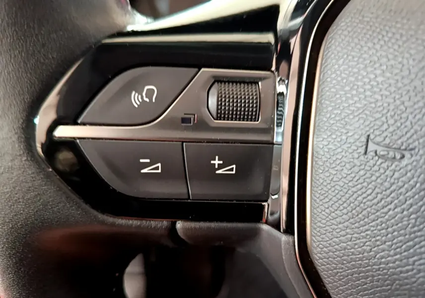 Gros plan sur les commandes gauche du volant cuir noir du Peugeot 2008 PureTech 130 S&S Allure Business 2021