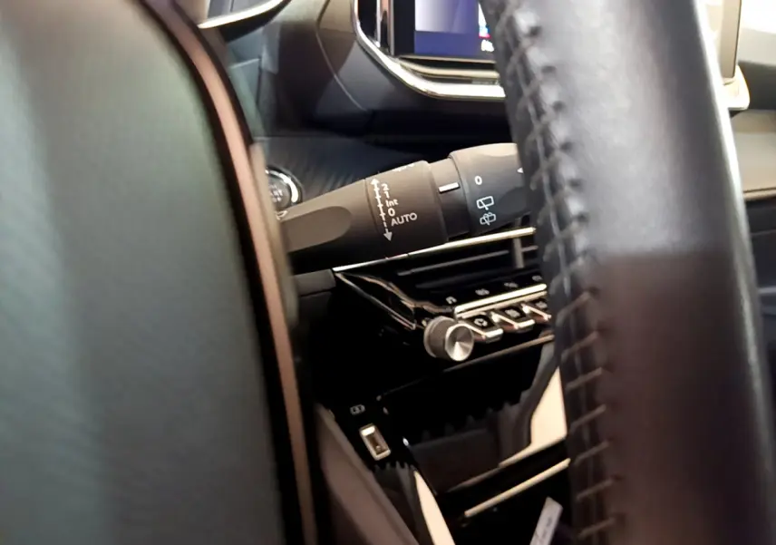 Détail intérieur côté gauche du tableau de bord noir de la Peugeot 2008 PureTech 130 S&S Allure Business 2021.