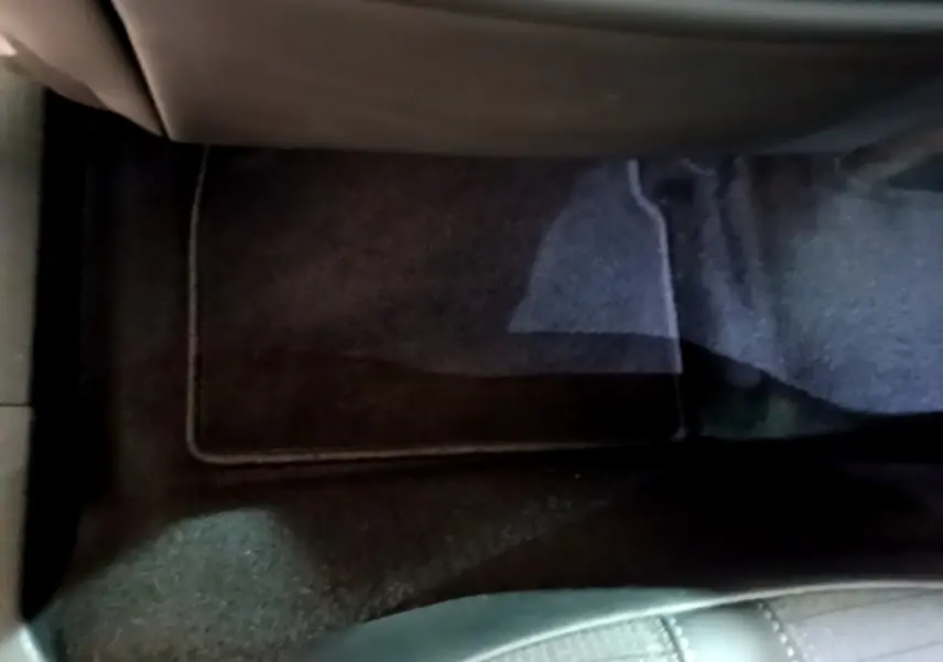 Tapis de sol noir côté passager arrière dans l'habitacle du Peugeot 2008 PureTech 130 S&S Allure Business 2021