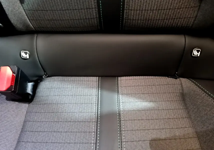 Gros plan sur la banquette arrière grise du Peugeot 2008 2021 avec coutures contrastées et fixation Isofix visibles.