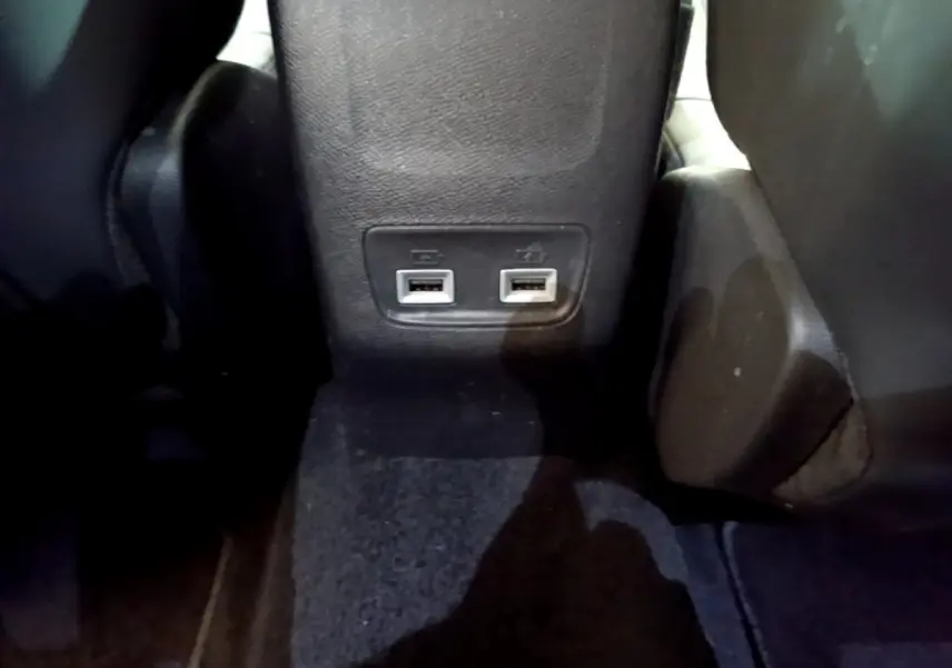 Prise double USB arrière noire sur la console centrale du Peugeot 2008 PureTech 130 S&S Allure Business 2021.