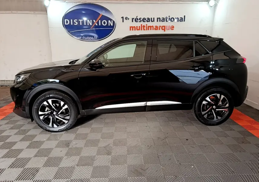 Profil côté gauche d'un Peugeot 2008 noir PureTech 130 S&S Allure Business, avec jantes noires et détails chromés.