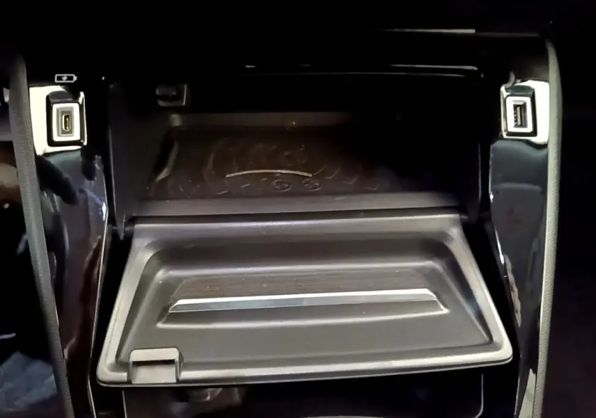 Détail de la console centrale noire du Peugeot 2008 avec compartiment ouvert et ports USB visibles de face.