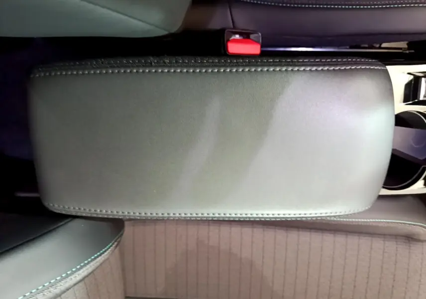 Vue rapprochée de l'accoudoir central noir en cuir à surpiqûres dans l'habitacle du Peugeot 2008 2021.