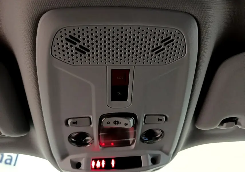 Plafonnier intérieur avec bouton SOS et éclairage, vue du plafond de la Peugeot 2008 noire PureTech 130 S&S Allure Business 2021