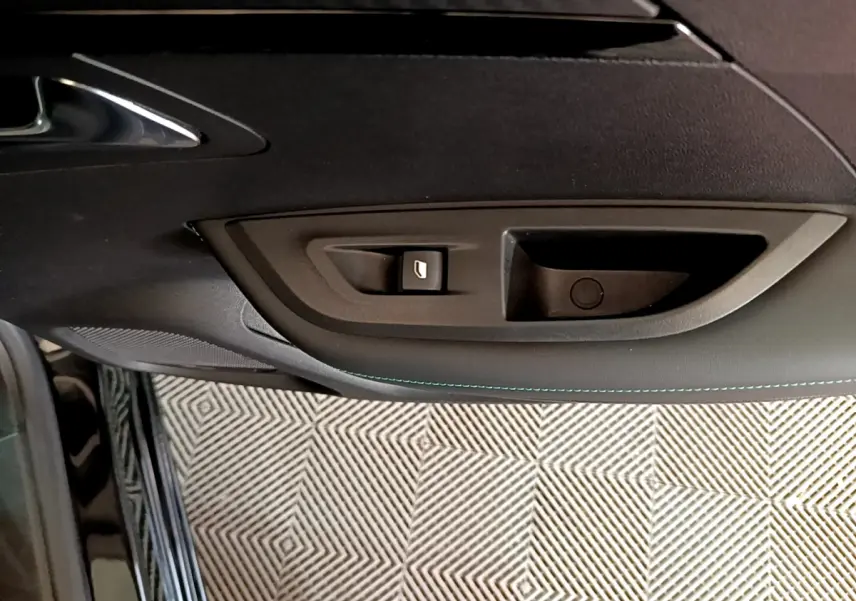 Gros plan sur la poignée intérieure côté gauche noire avec bouton de verrouillage du PEUGEOT 2008 noir.