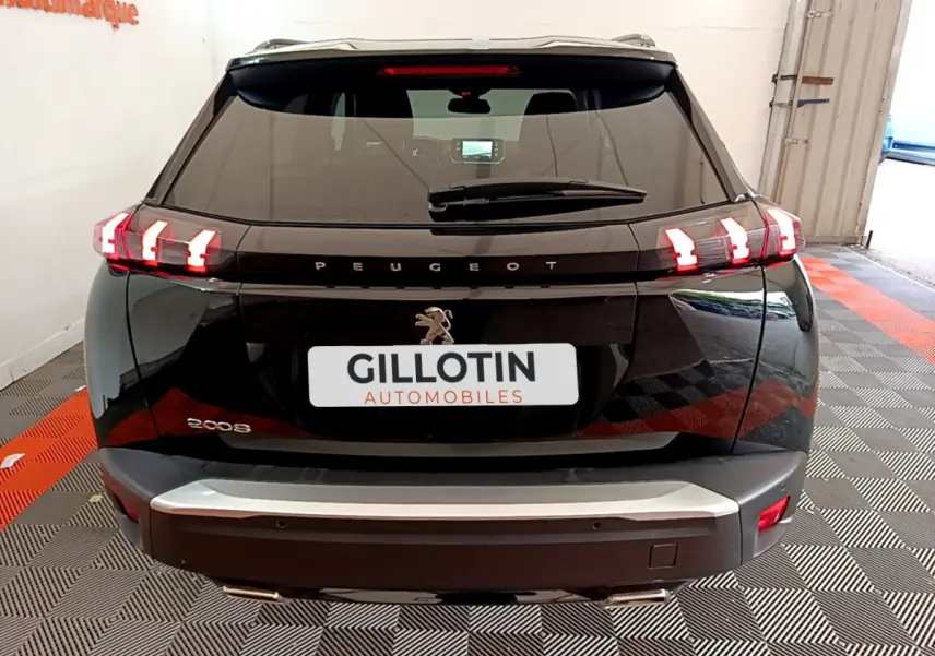 Vue arrière d'un Peugeot 2008 noir avec feux arrière LED caractéristiques et logo lion central visible.