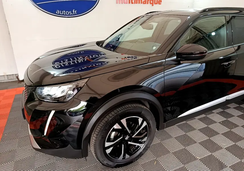 Vue 3/4 avant droit d'un Peugeot 2008 noir brillant avec jantes alliage et feux LED distinctifs.