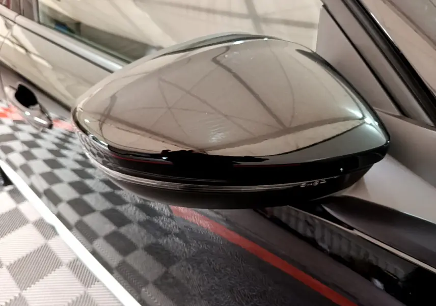 Rétroviseur noir côté gauche du Peugeot 2008 PureTech 130 S&S Allure Business 2021 avec clignotant intégré.