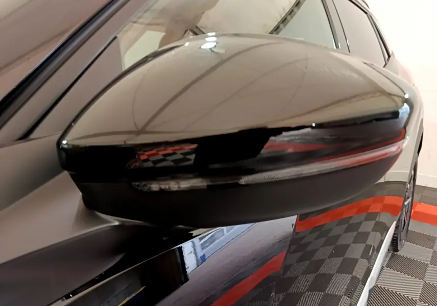 Gros plan sur le rétroviseur noir côté gauche du Peugeot 2008 PureTech 130 S&S Allure Business 2021.