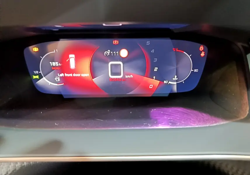 Affichage numérique du tableau de bord de la Peugeot 2008 PureTech 130, indiquant porte avant gauche ouverte.