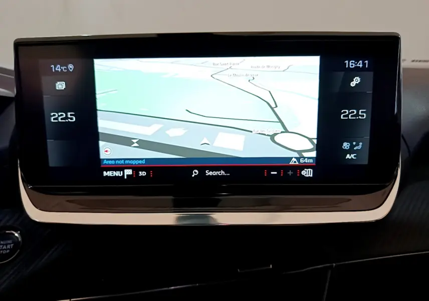 Écran tactile central du tableau de bord du Peugeot 2008 noir, affichant la navigation et la climatisation à 22,5°C.
