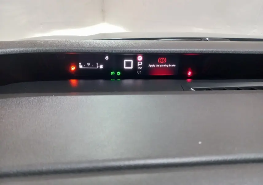 Affichage numérique du combiné d'instruments de la Citroën C3 hybride 2025, avec alertes et indicateurs lumineux.