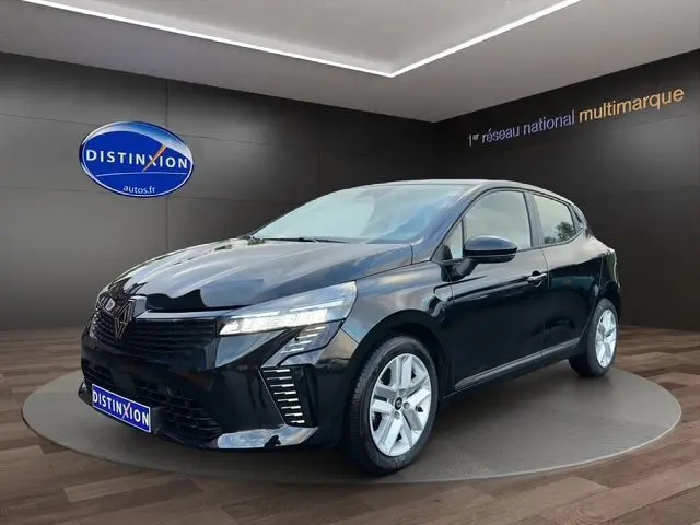 Renault Clio V noire en 3/4 avant droit, avec phares Full LED et jantes alliage argentées visibles.