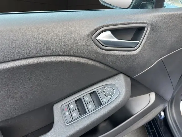 Détail de la porte avant gauche de la Renault Clio V noire, avec commandes des vitres électriques et rétroviseurs.