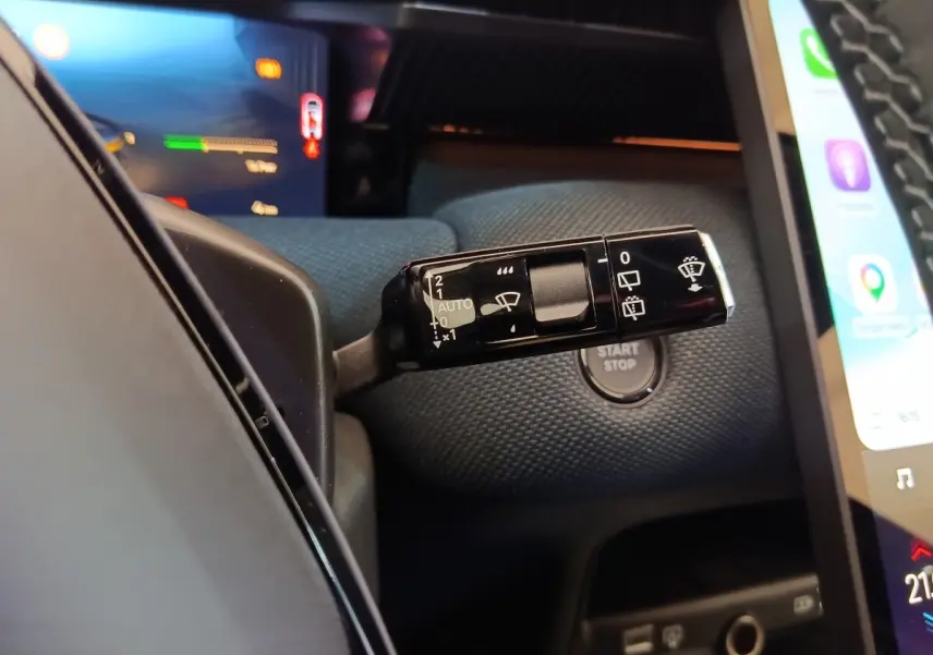 Gros plan sur la commande d’essuie-glace et bouton start/stop dans l’habitacle du Citroën C5 Hybride vert 2026.