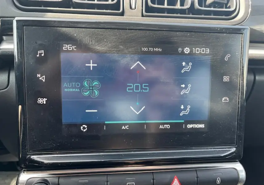 Écran tactile central de la Citroën C3 2023 affichant la climatisation automatique à 20,5°C dans un intérieur noir.