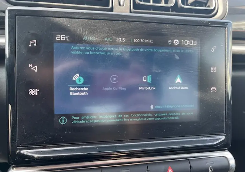 Écran tactile central de la Citroën C3 noire 2023 affichant les options Bluetooth, MirrorLink et Android Auto.