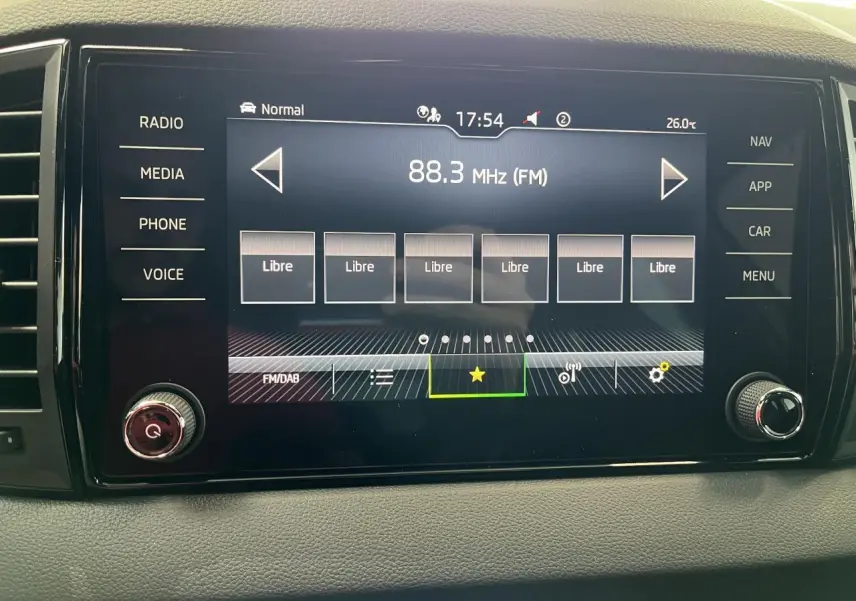Écran tactile central du SKODA KAROQ 2025 affichant la radio FM à 88,3 MHz avec commandes sur les côtés.