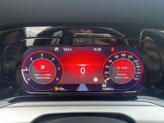 Tableau de bord numérique de Volkswagen Golf VIII 2.0 TDI 115 Life affichant vitesse zéro et informations de conduite.