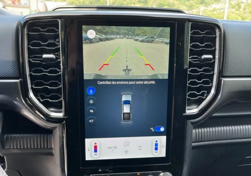 Écran central du Ford Ranger 2025 montrant la caméra de recul et les capteurs d'aide au stationnement.