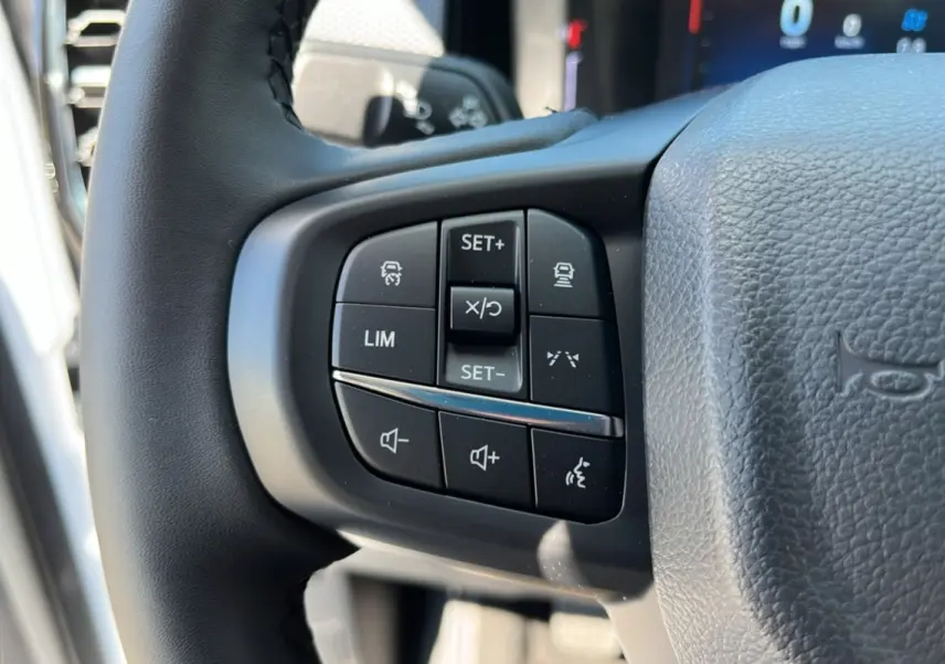 Gros plan sur les commandes du volant du Ford Ranger 2025 blanc glacier, version XLT HD-Top Supercab.