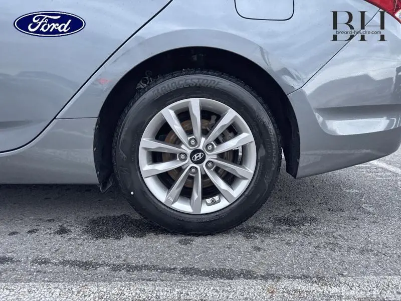 Gros plan sur la roue arrière droite en jantes alu d'une Hyundai i40 SW Sleek Silver diesel 2017