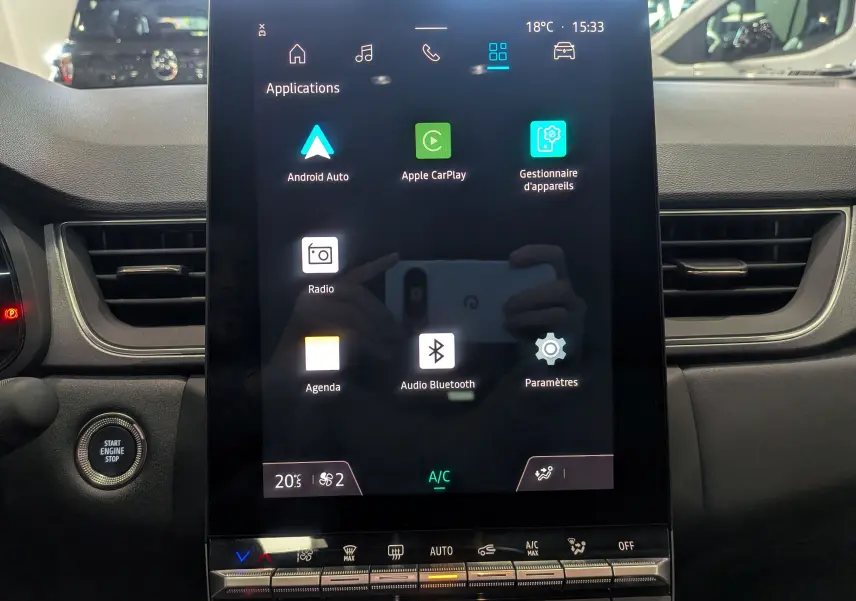 Écran tactile central allumé avec interface multimédia dans le tableau de bord du Renault Captur E-TECH 2025.