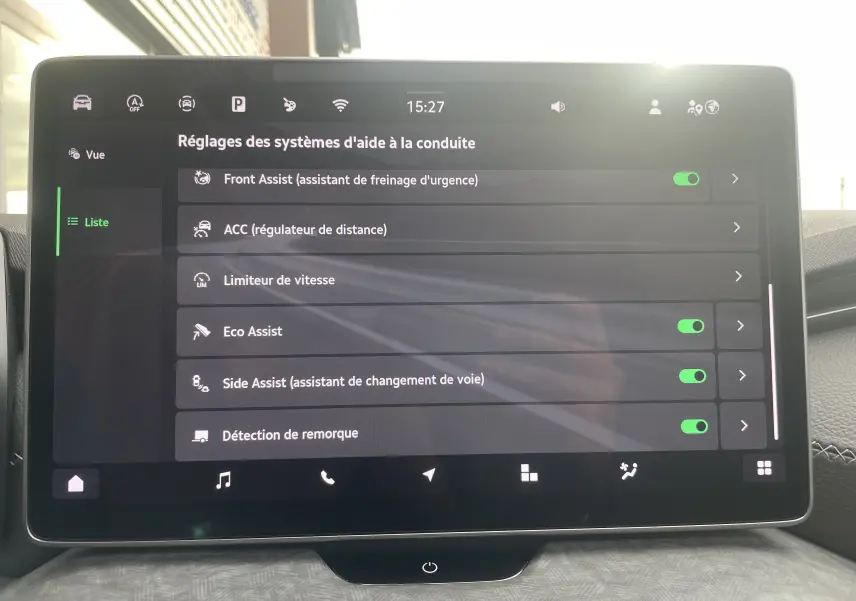 Écran central tactile du Skoda Kodiaq 2024 affichant les réglages des aides à la conduite en intérieur noir.
